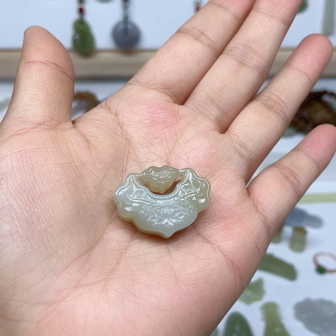 苜***紫和田玉未镶嵌颈饰