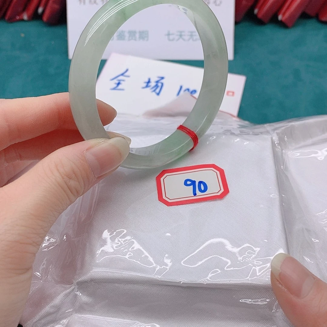 翡翠手镯未镶嵌?**嘻900000000