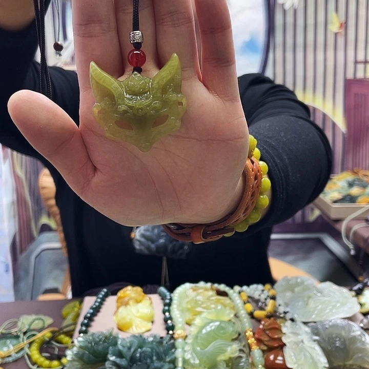 蛇纹石玉未镶嵌颈饰