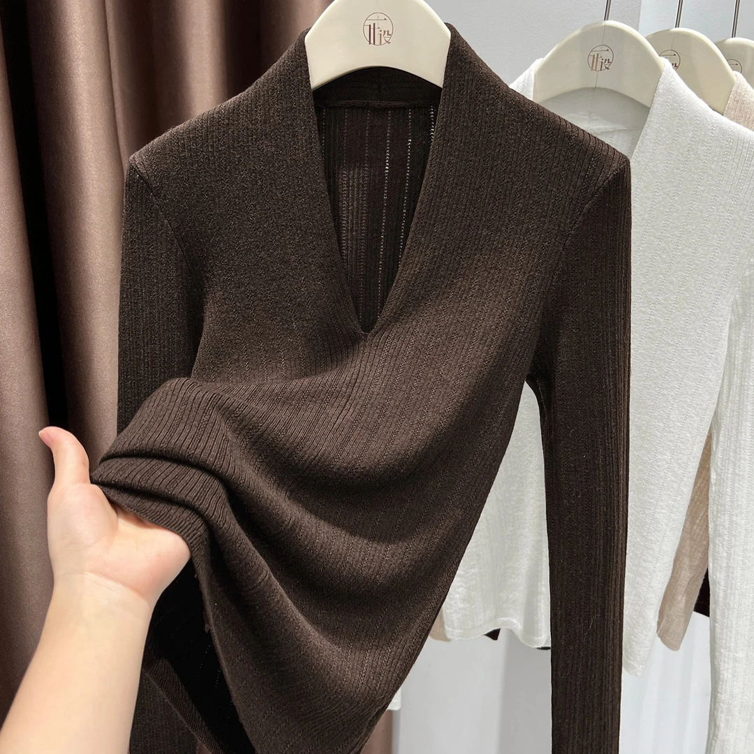时髦小众咖色深V领性感套头上衣女秋冬新款长袖修身针织软糯打底
