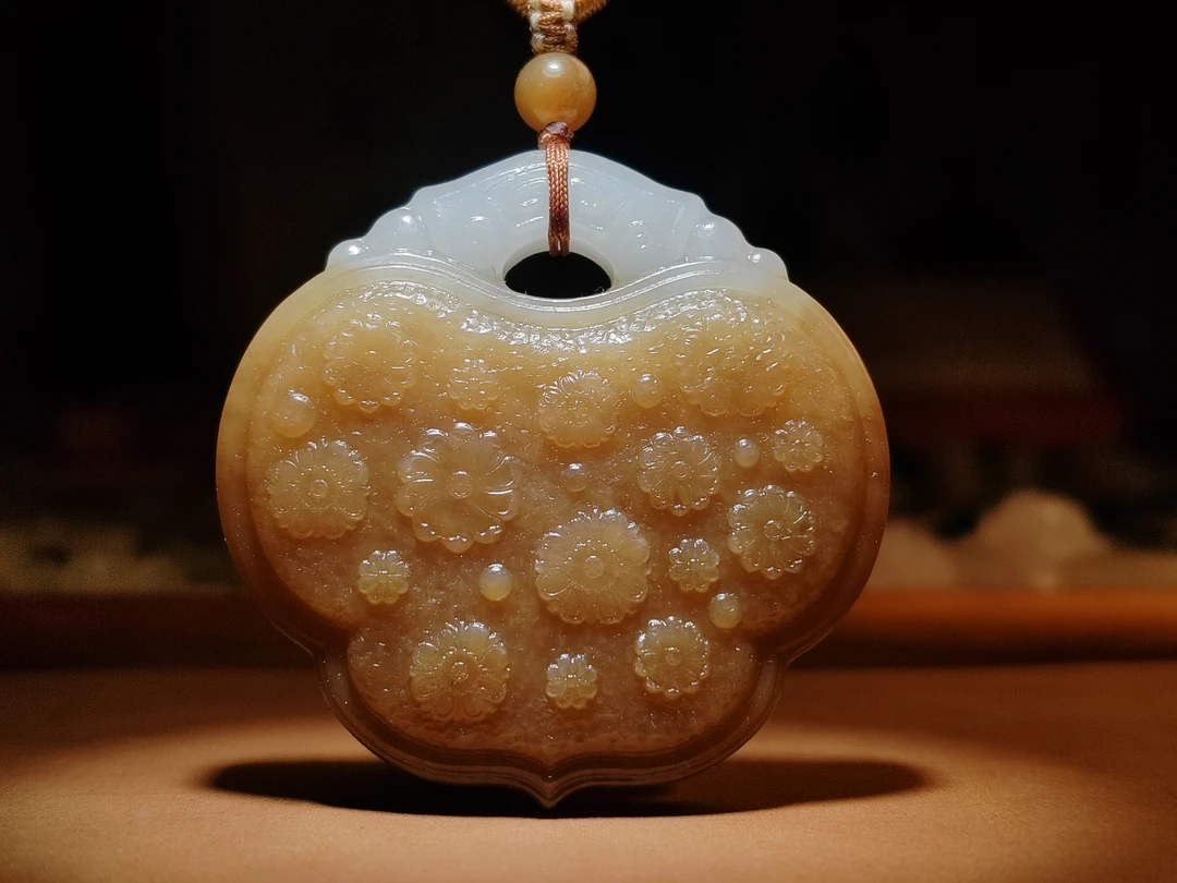 和田玉天然新疆且末糖白料平安如意锁挂件吊坠毛衣链国风首饰