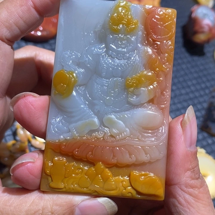 石英质玉（黄龙玉）未镶嵌颈饰