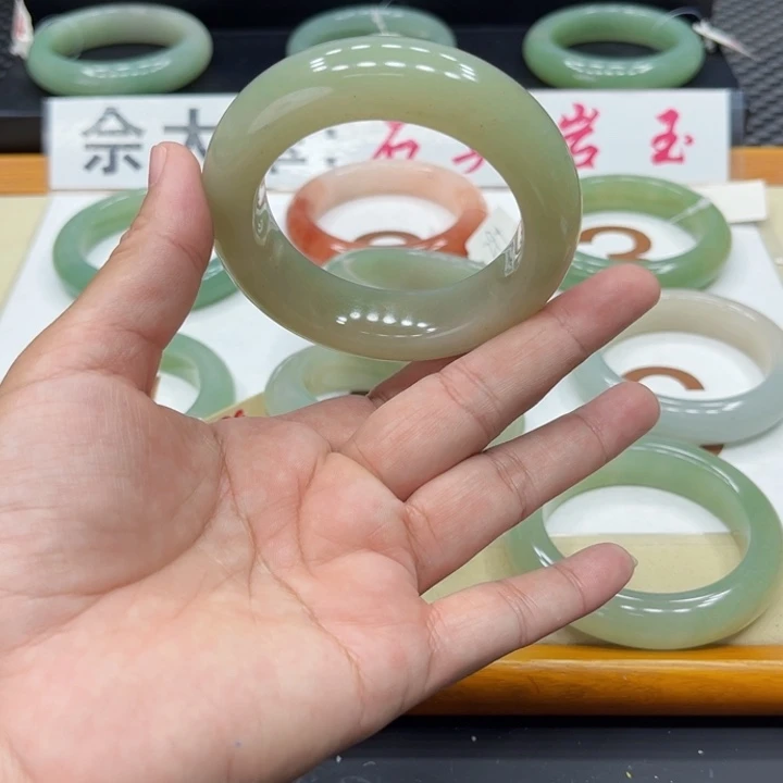 石英质玉手镯未镶嵌明***好