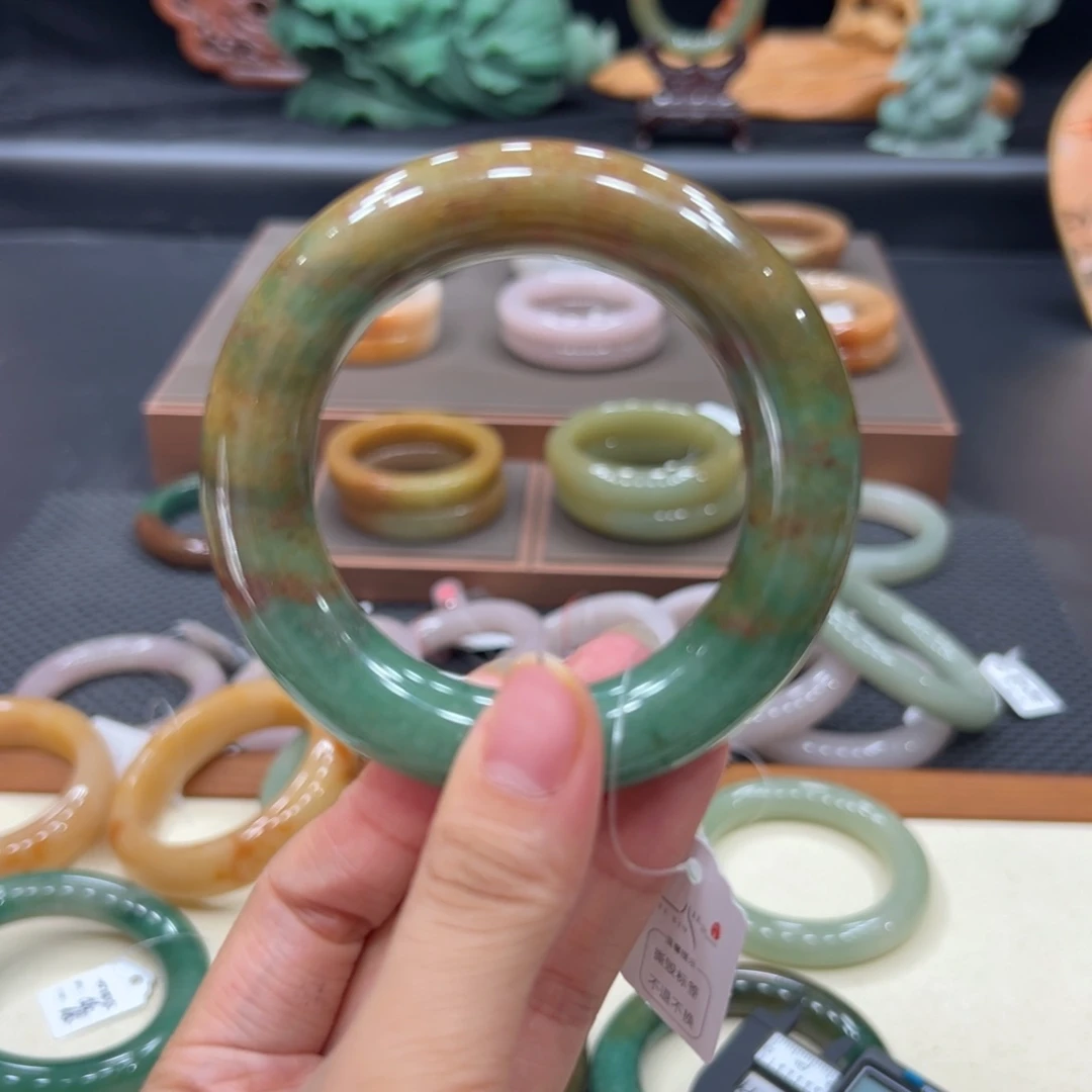 随***心石英质玉手镯未镶嵌