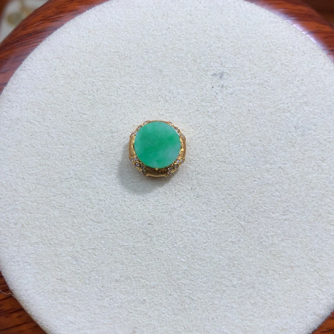 翡翠18K金镶嵌颈饰绿无事牌