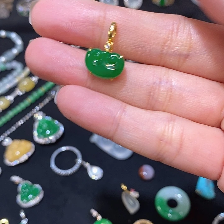 妮***s翡翠18K金镶嵌颈饰如意吊坠