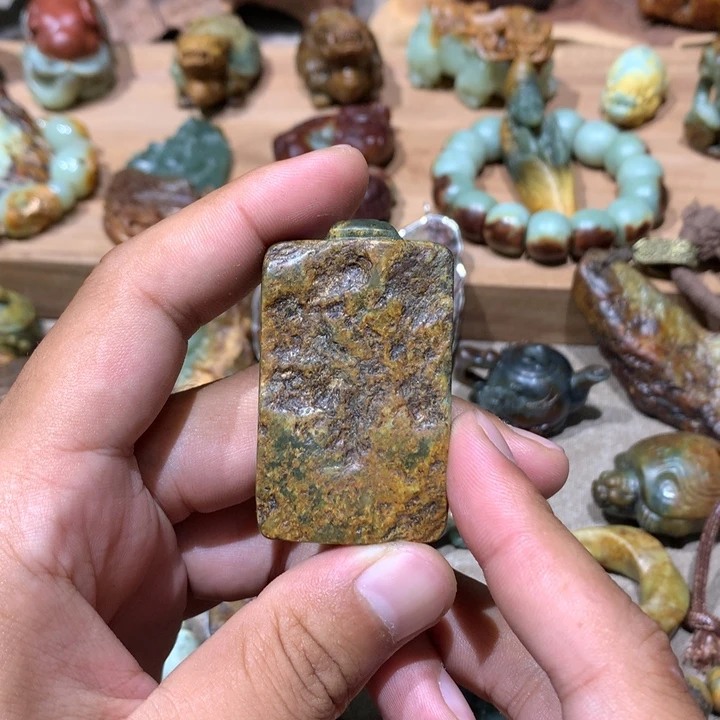未镶嵌岫岩河磨玉（透闪石质玉）把件