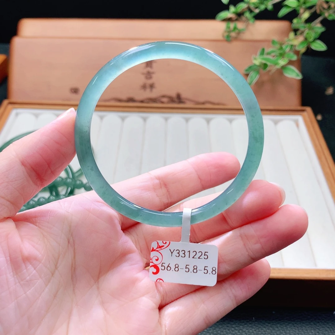 翡翠未镶嵌手镯（圆镯）