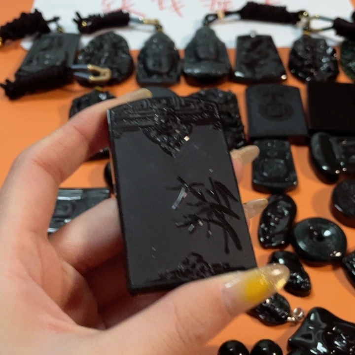 翡翠颈饰未镶嵌盛*生