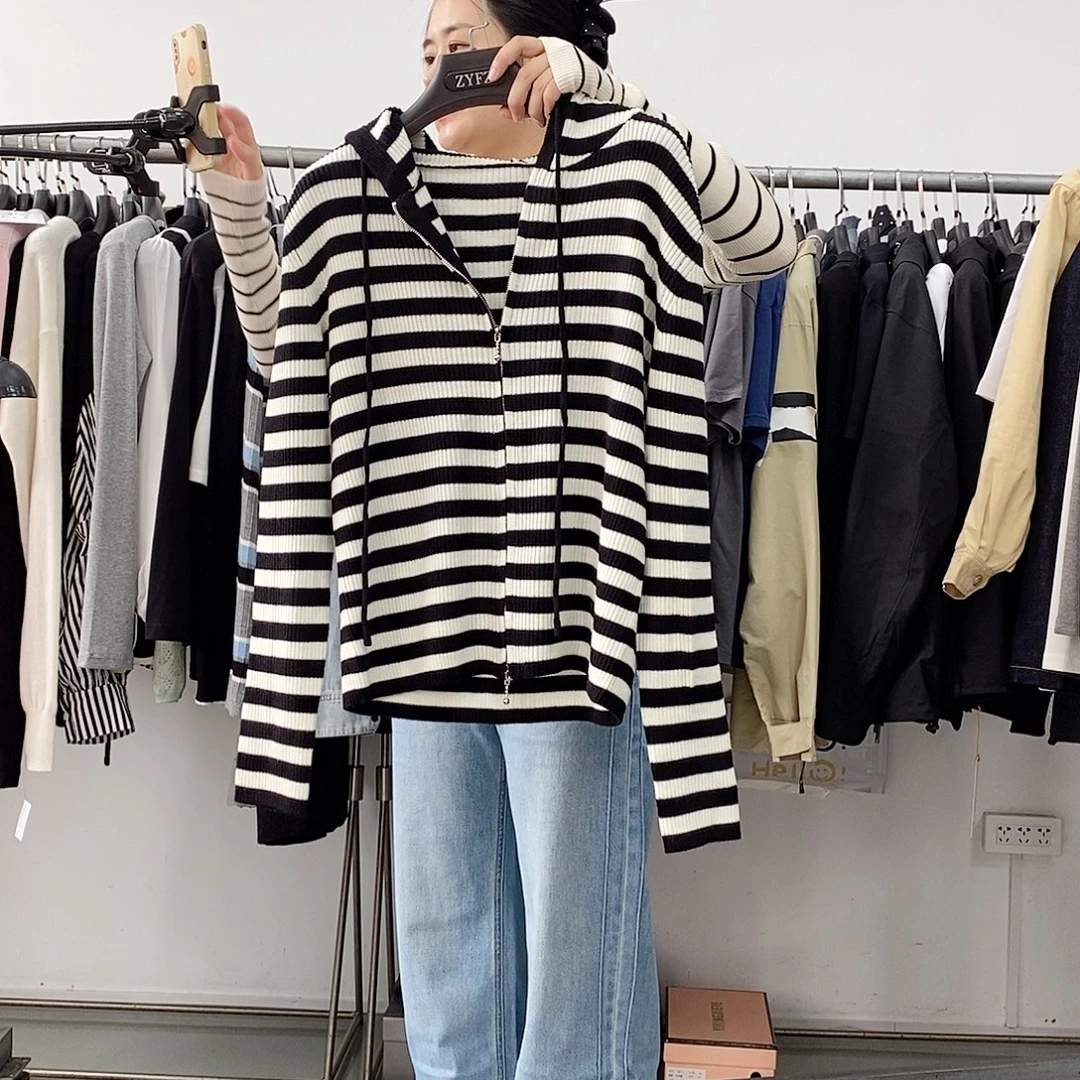 条纹连帽针织衫条纹