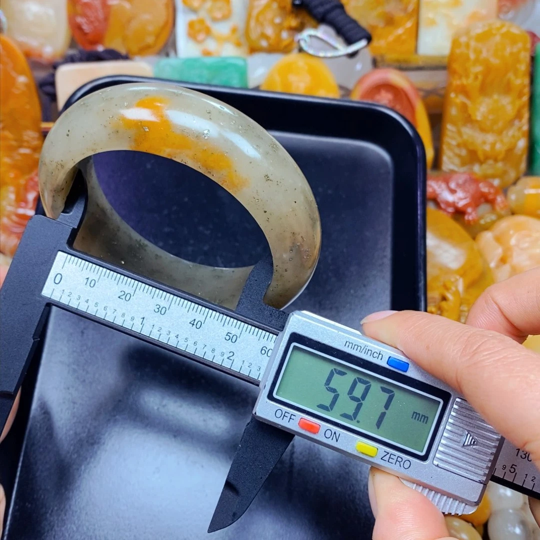 石英质玉（黄龙玉）颈饰未镶嵌