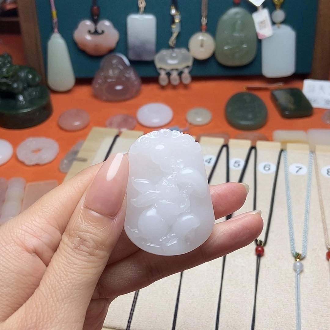 颈饰未镶嵌石英质玉