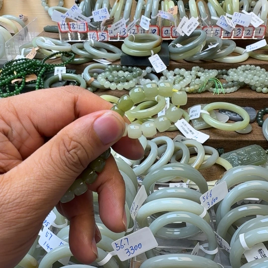 羊****和田玉未镶嵌手镯