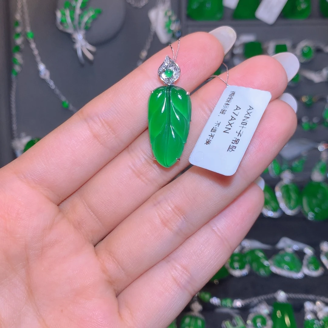颈饰18K金镶嵌翡翠叶子