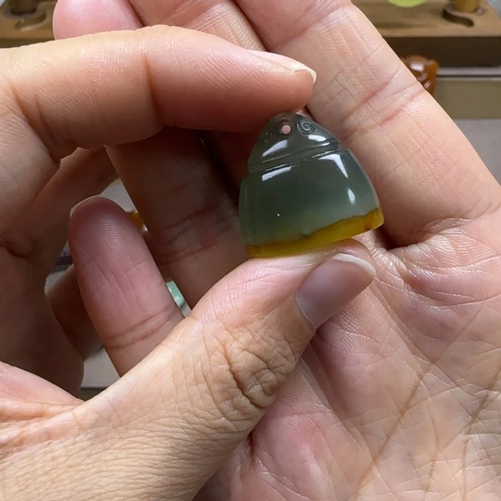 蛇纹石玉未镶嵌颈饰苍*