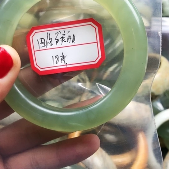 蛇纹石玉手镯未镶嵌因***丽