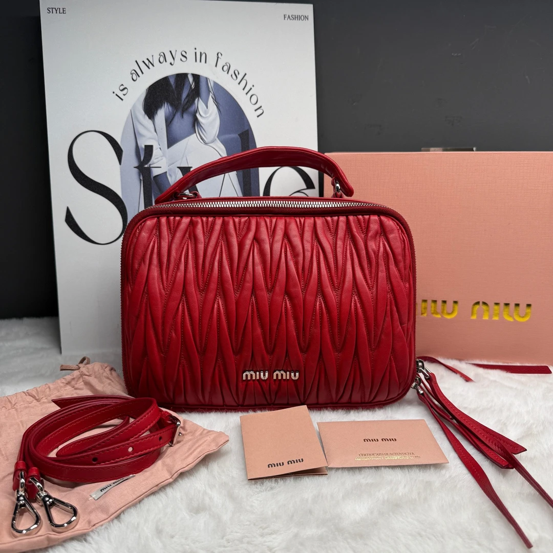 99新 MIU MIU/缪缪 miumiu 红色 褶皱 相机包 单肩包81617