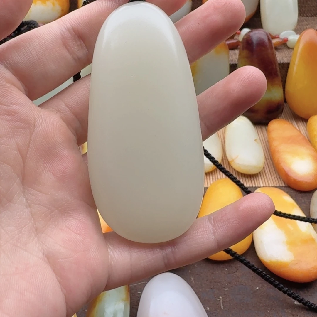 和田玉未镶嵌颈饰缘*