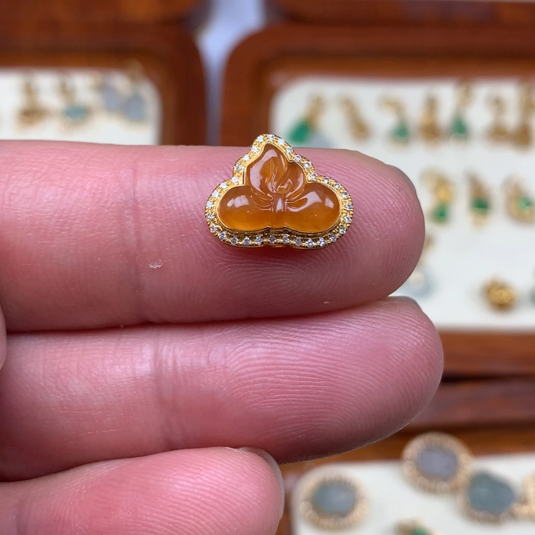 翡翠18K金镶嵌颈饰冰黄花花