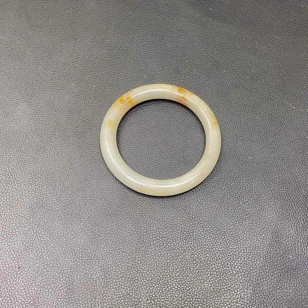 翡翠手镯未镶嵌圈口