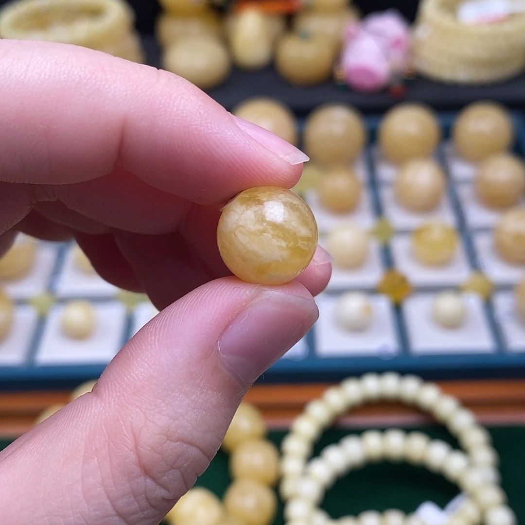 我***了蜜蜡未镶嵌珠宝奇石