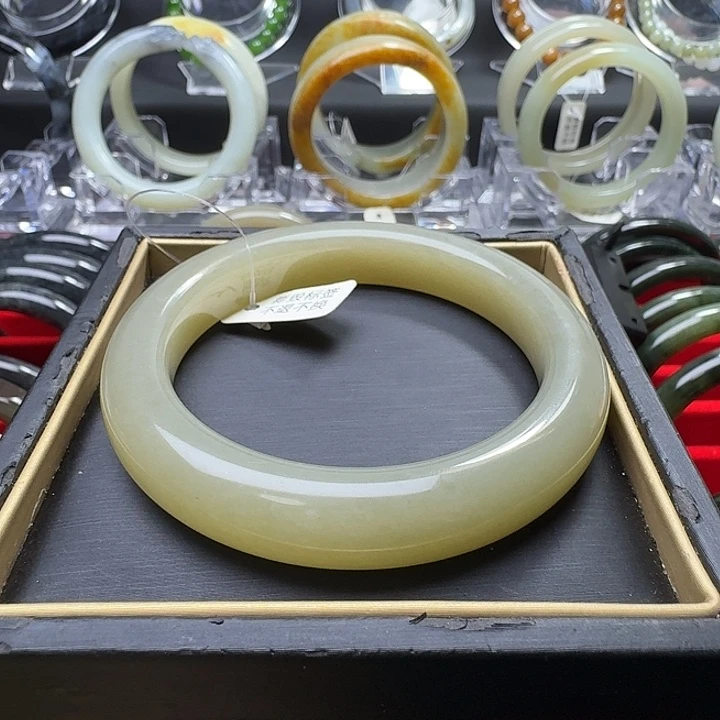 和田玉未镶嵌手镯