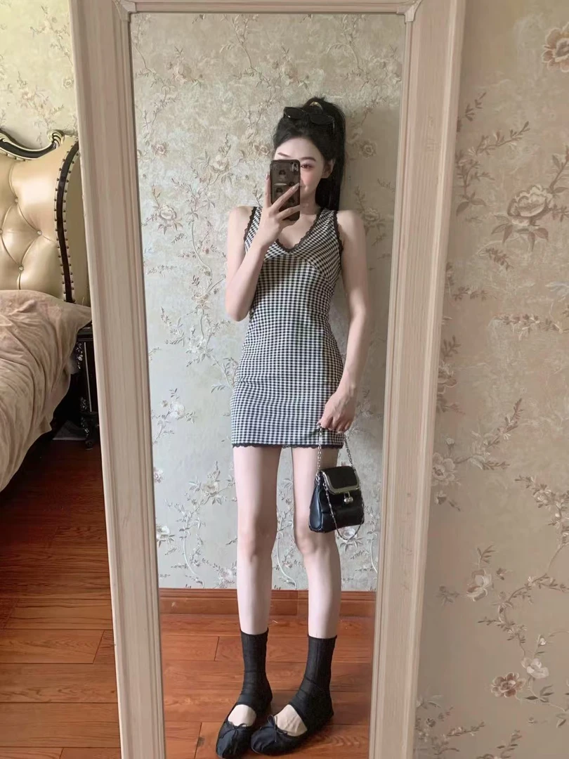 法式复古气质黑色格子v领背心连衣裙女夏季小个子短款无袖背带裙