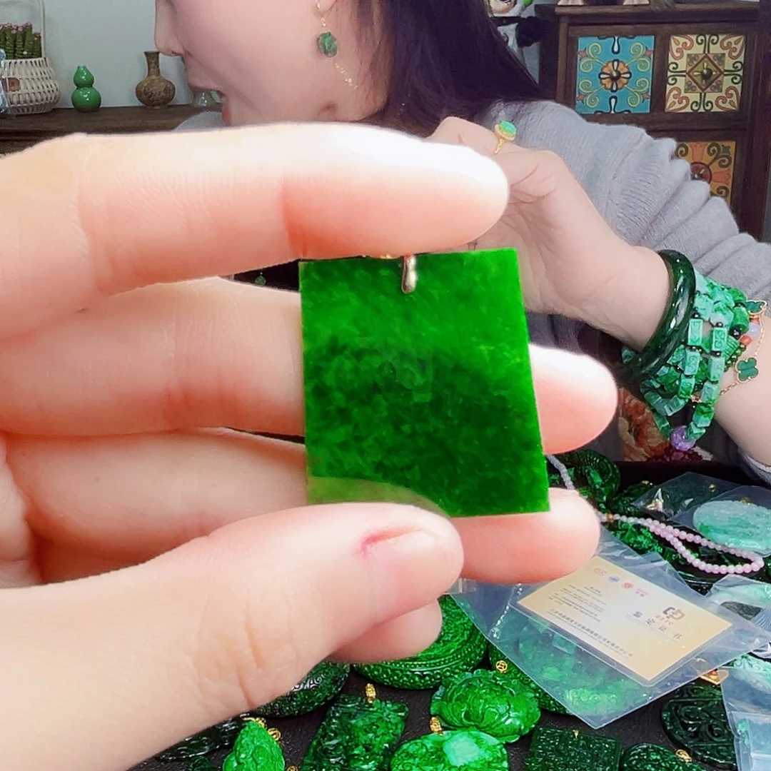 颈饰18K金镶嵌翡翠多样性