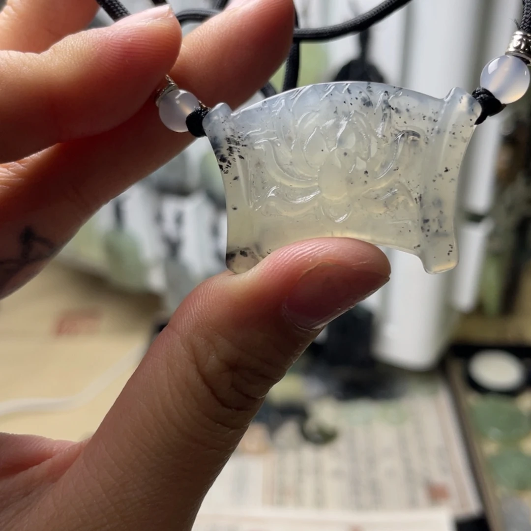 岫玉颈饰未镶嵌莲花花卷