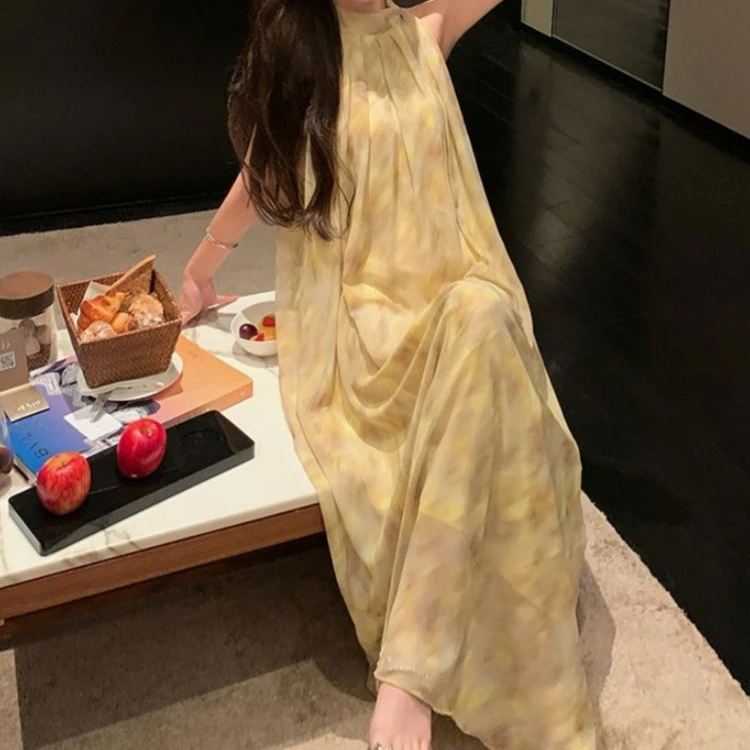 2025年无袖挂脖巨好看连衣裙女夏季法式气质绝美海边度假吊带长裙