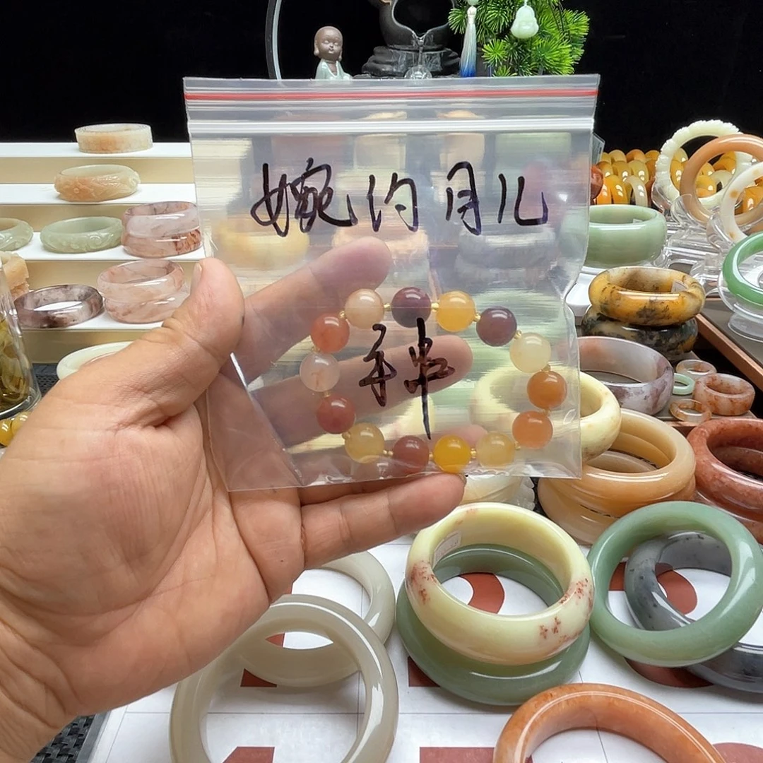 婉***儿石英质玉（佘太翠）手镯未镶嵌