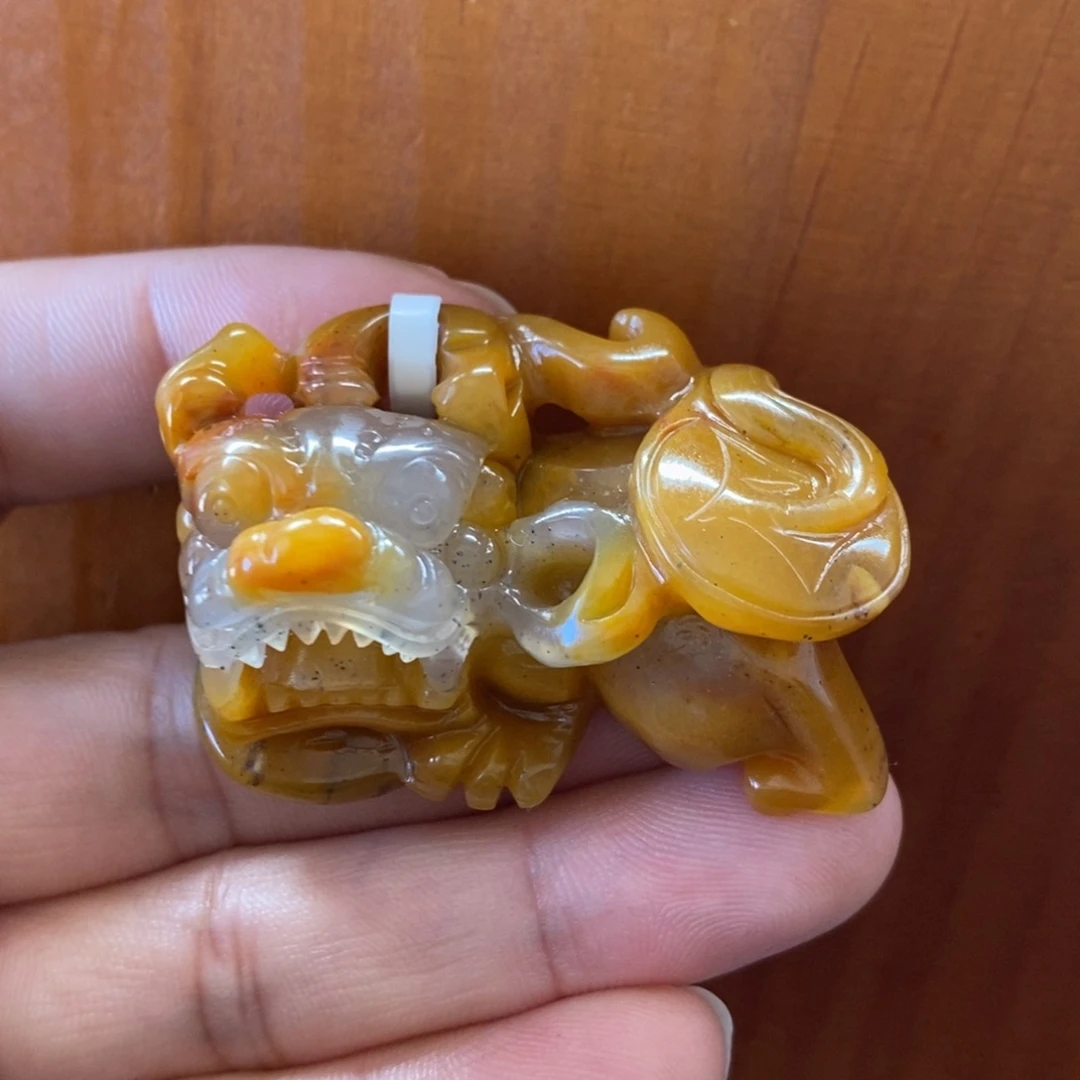 有***姐石英质玉（黄龙玉）未镶嵌颈饰