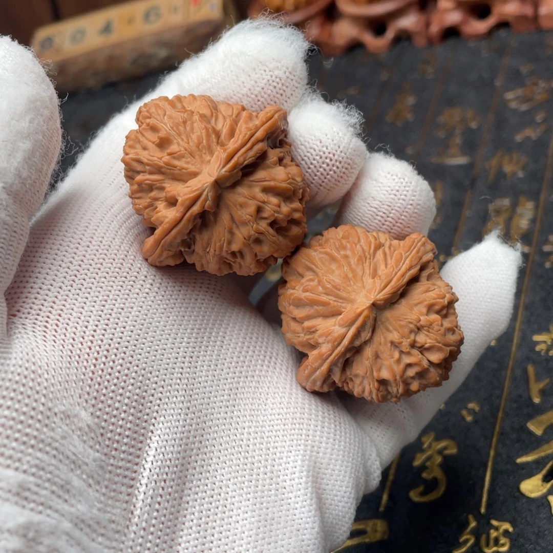 文玩核桃吊坠白狮子39