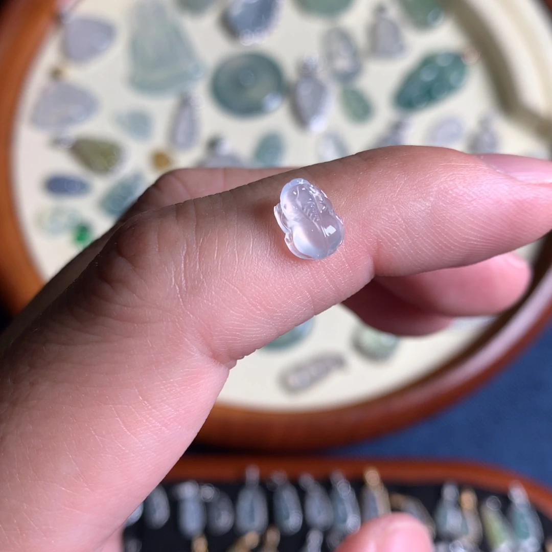 翡翠未镶嵌颈饰貔貅