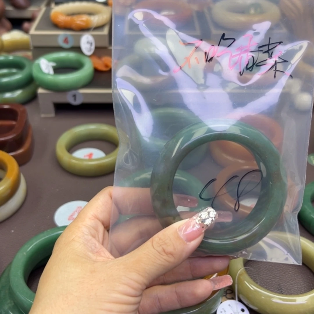 石英岩玉手镯未镶嵌不***?