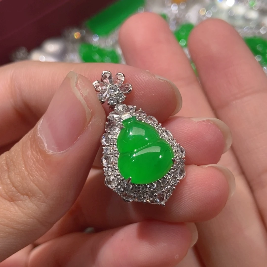 翡翠18K金镶嵌颈饰天然缅甸A货翡翠