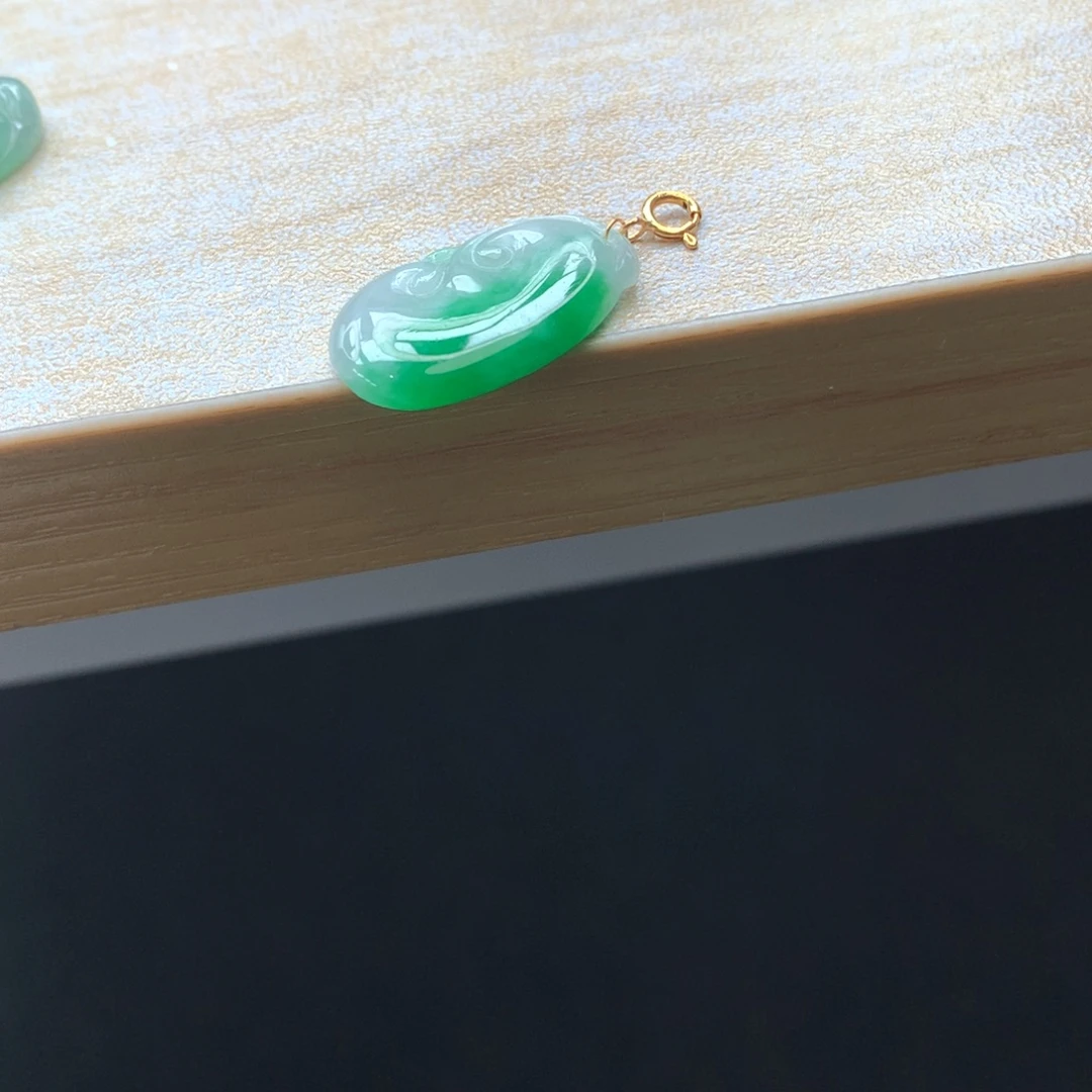 翡翠18K金镶嵌颈饰吊坠