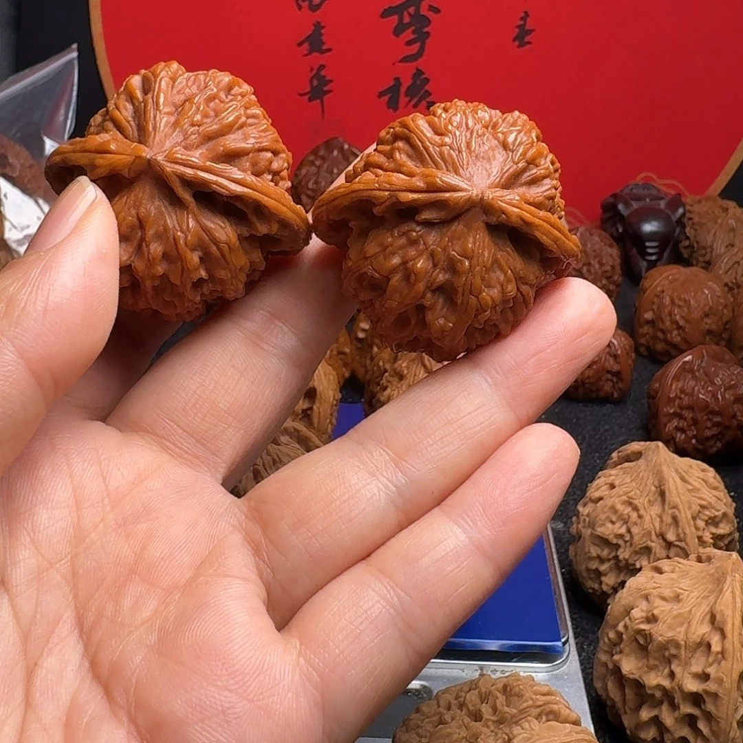 文玩核桃把件三角白狮子头44