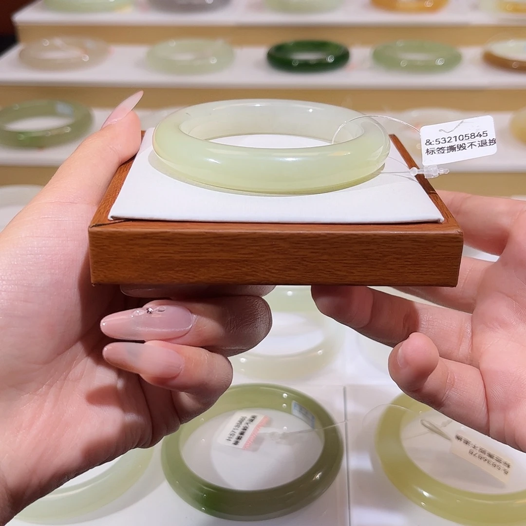 和田玉未镶嵌手镯半山水