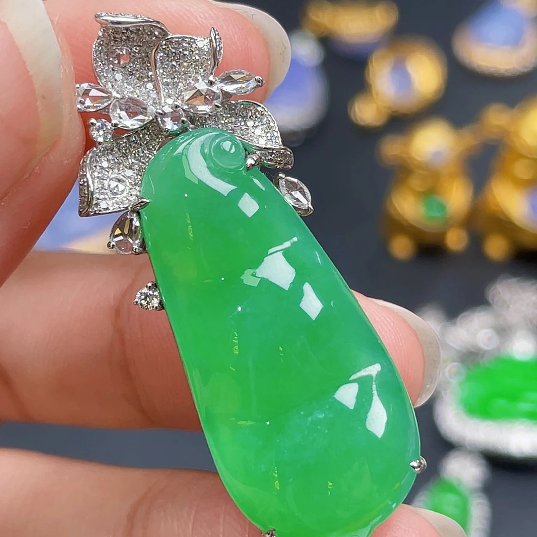 翡翠18K金镶嵌颈饰绿豆子