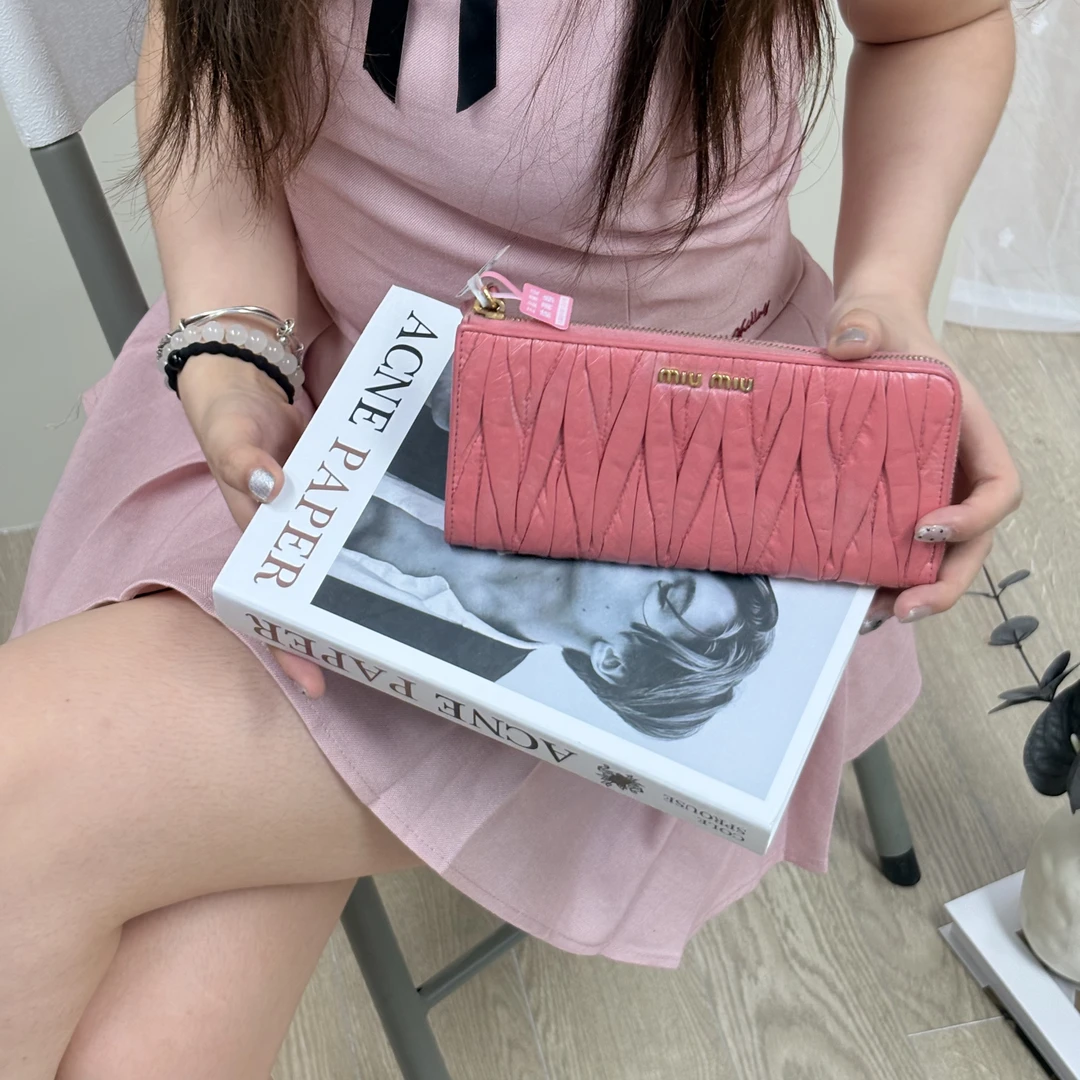95新 MIU MIU/缪缪 豆沙粉钱包时尚单肩包适合日常出行使用