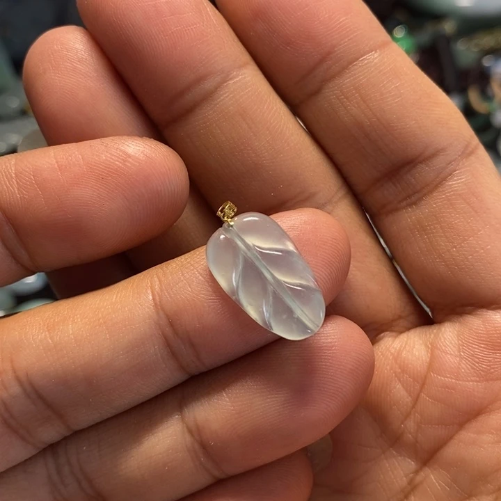 翡翠18K金镶嵌颈饰天然缅甸翡翠A货高冰叶子吊坠