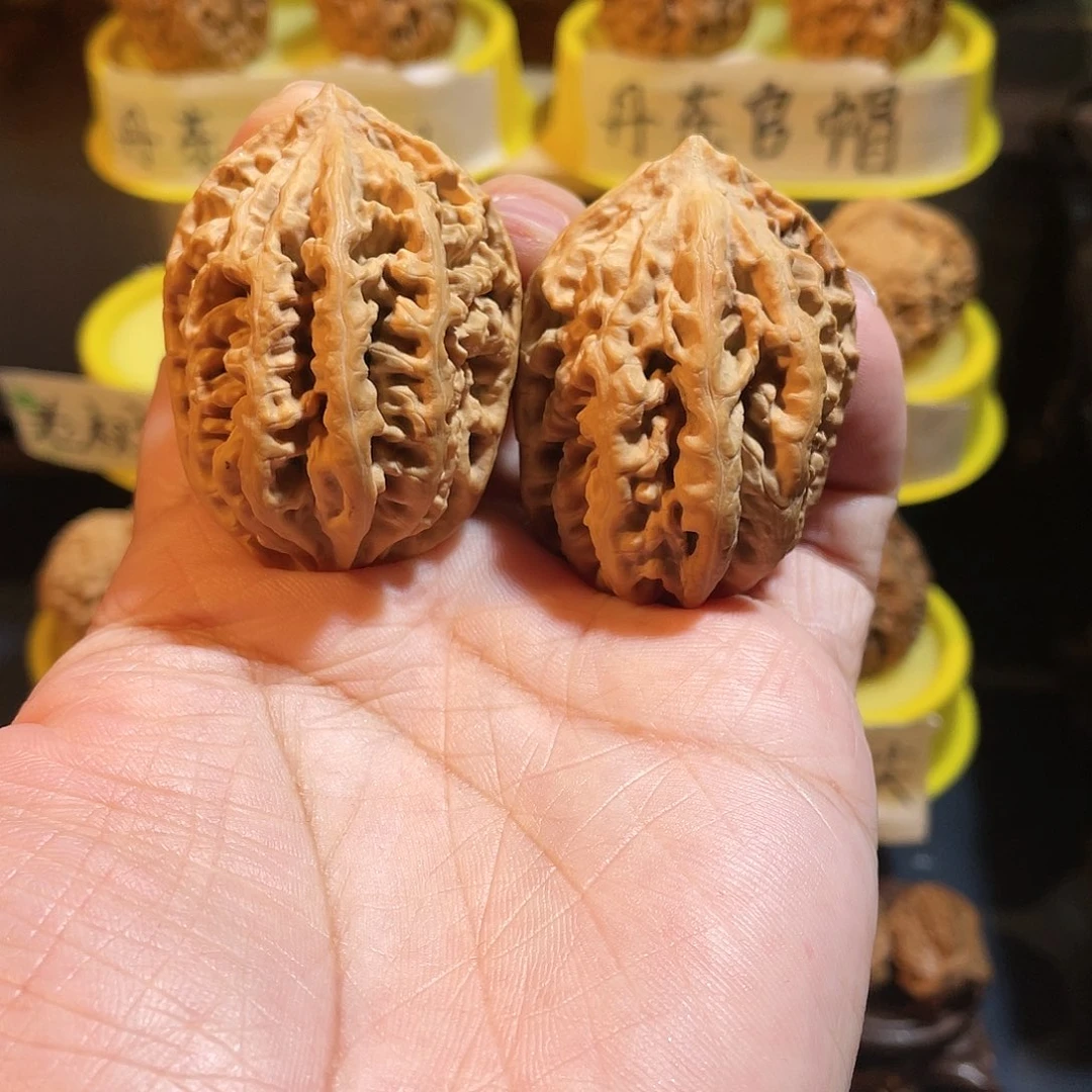张***力文玩核桃吊坠老树龙纹鸡心