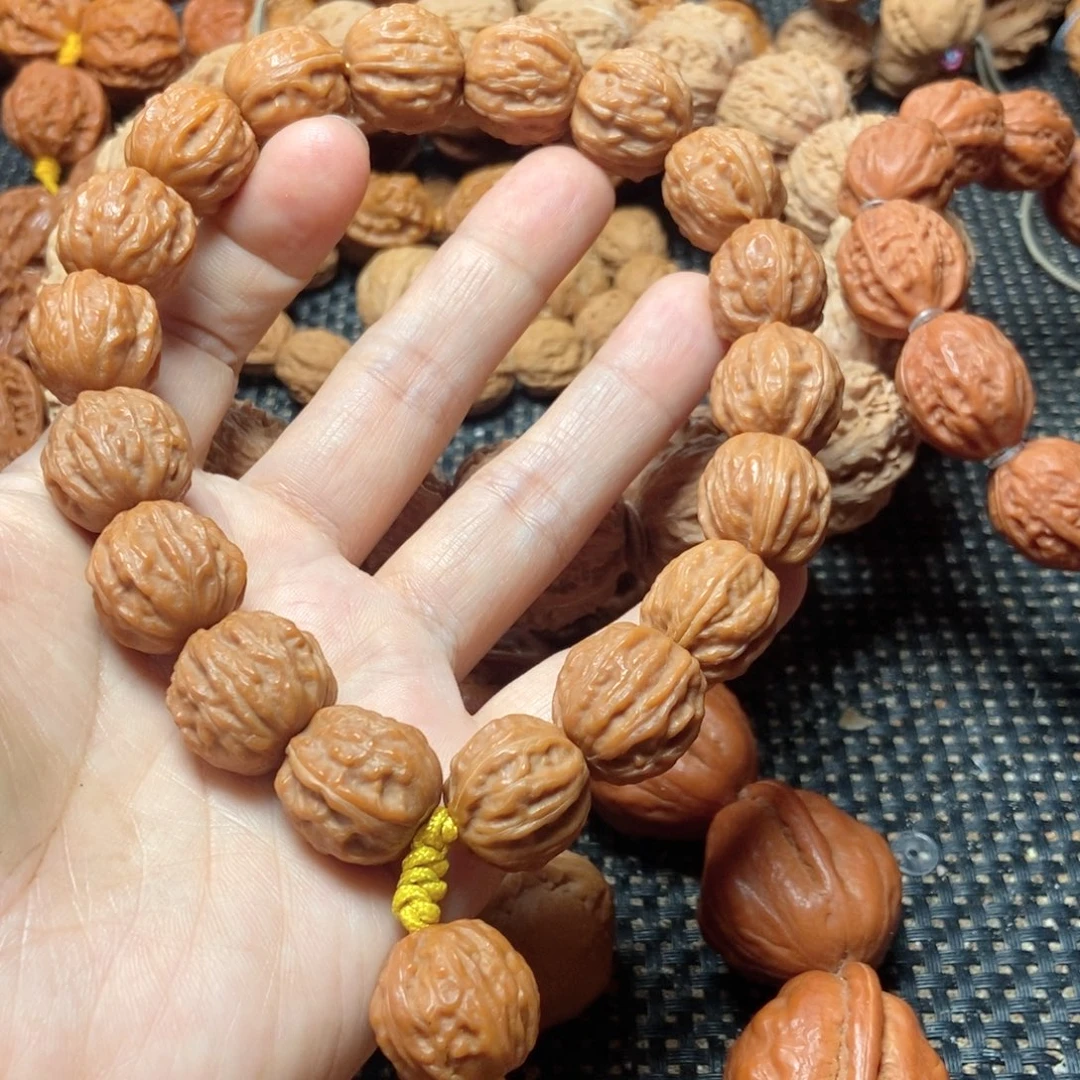 在***乎文玩核桃手串树王手持