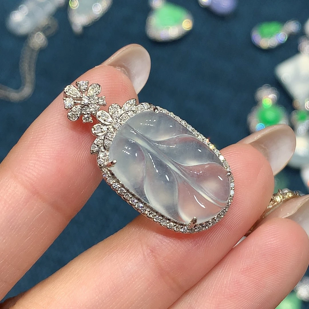 颈饰18K金镶嵌翡翠叶子