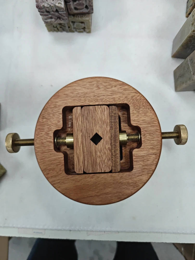 【精品推荐】实木圆形（13*5cm）实木旋转印床一个