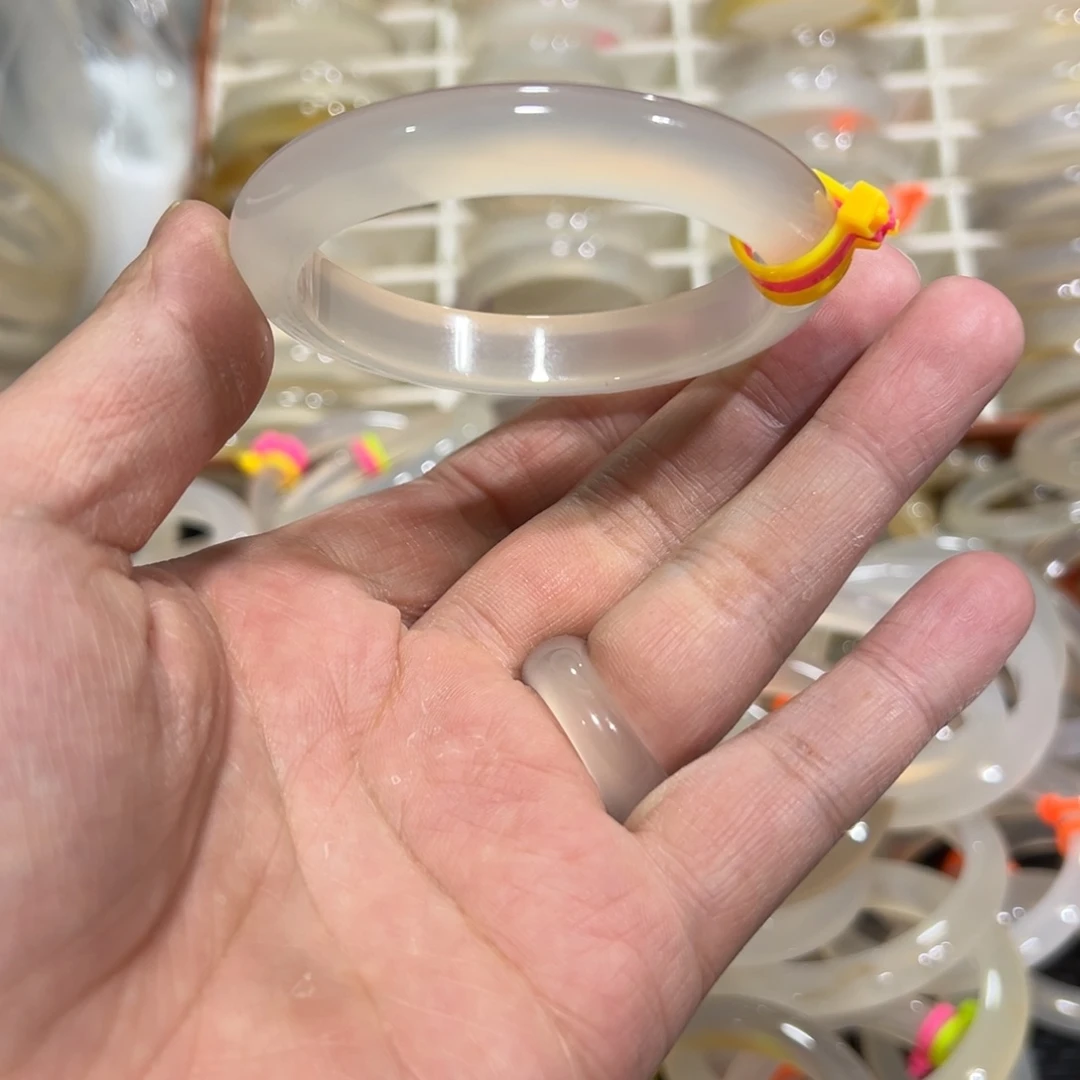 玛瑙/玉髓未镶嵌手镯5657圈有包容4.0