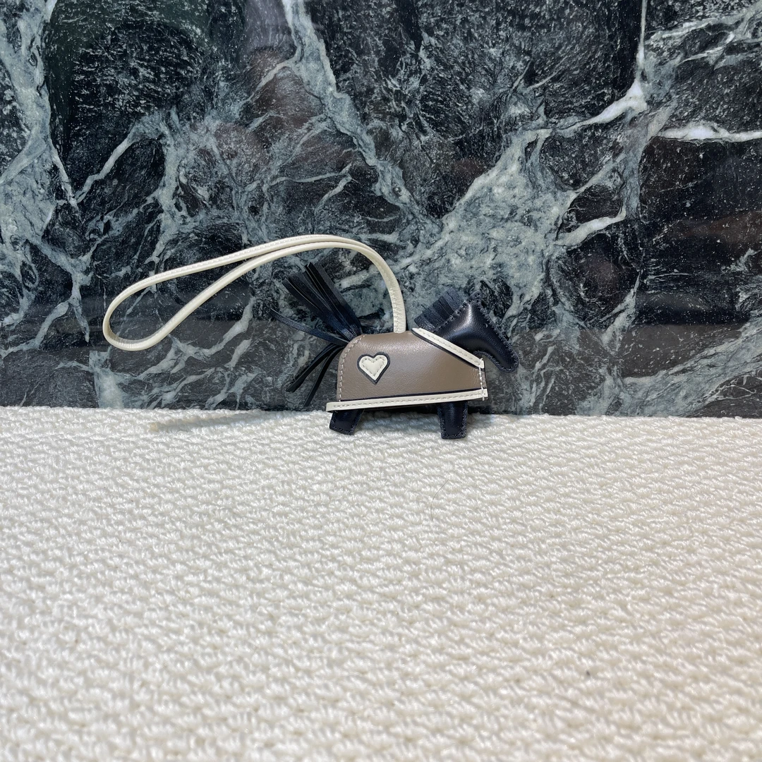 【大萌的店】特价小马手工真皮包挂件简约便捷时尚百搭运动轻奢小众