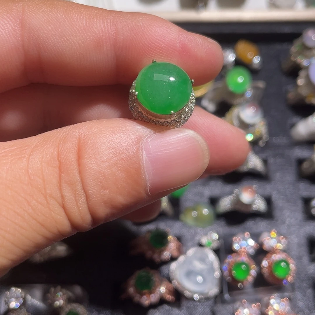 翡翠配石阳绿蛋面铜托