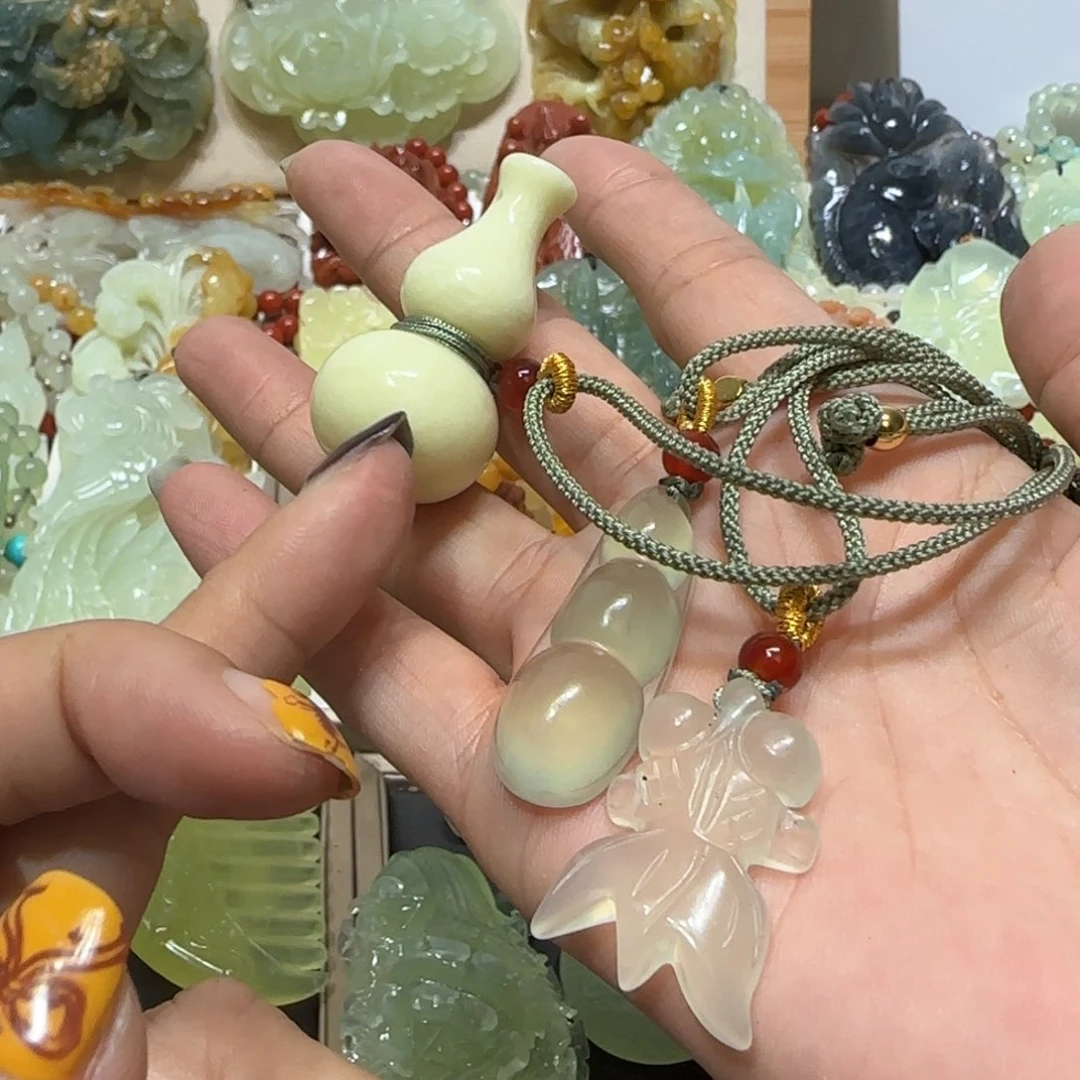 未镶嵌蛇纹石玉吊坠